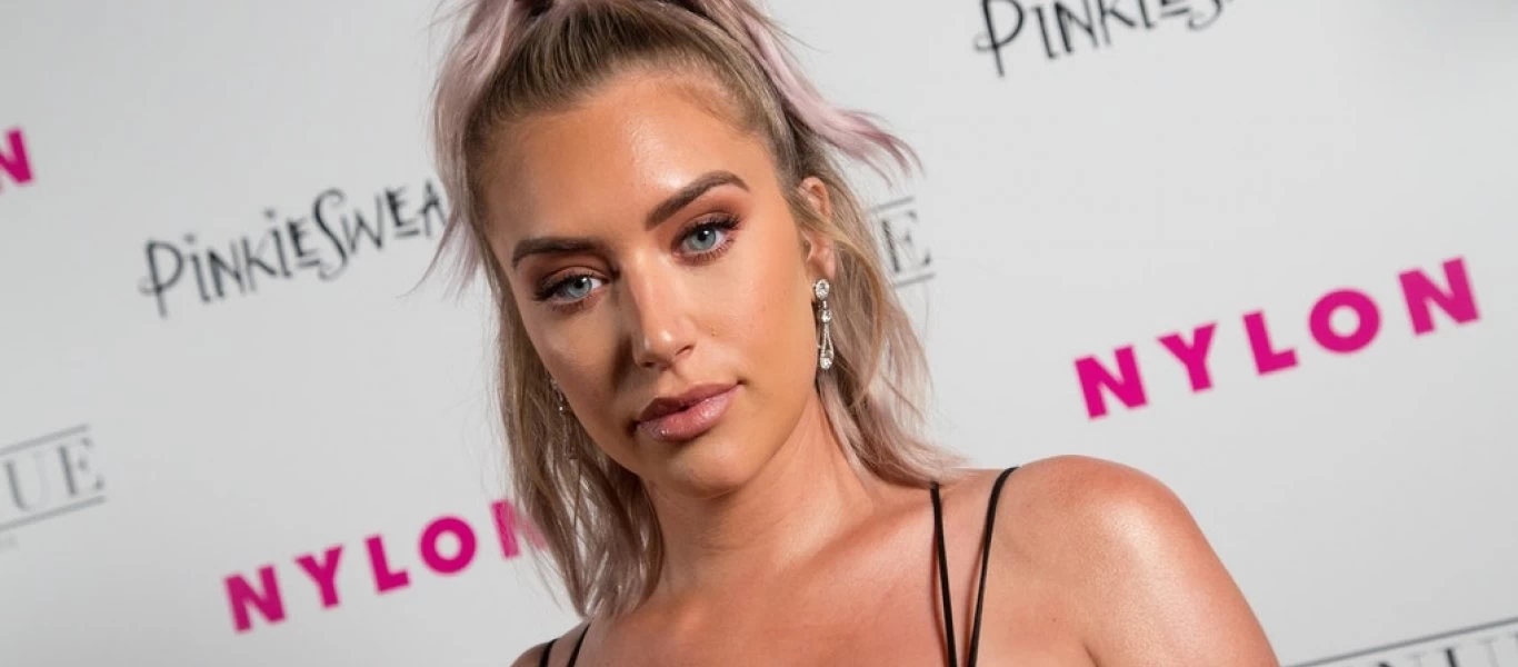 Stassie Karanikolaou: Ποζάρει γυμνή στη μπανιέρα της και κάνει να την φαντασία των ανδρών να «οργιάζει» (φωτο)